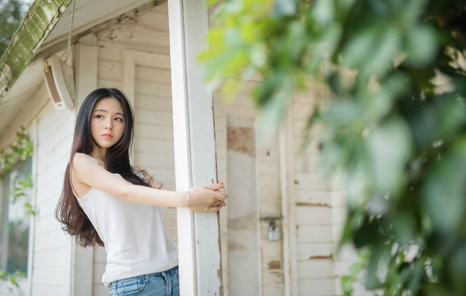 大乔面色立时变得惨白，连忙看向小乔怒斥道：“妹妹在胡说什么？军国大事，妇道人家不得掺和。”